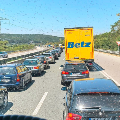 Голяма колона от автомобили затруднява движението на магистрала Тракия в