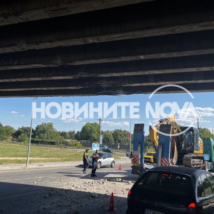 Натоварен с багер камион блъсна и повреди мост СНИМКА