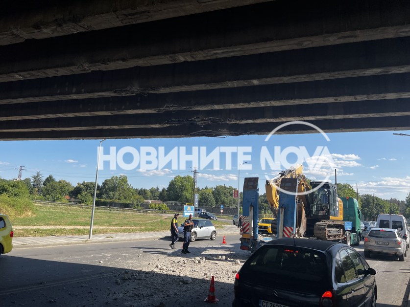 Натоварен с багер камион блъсна и повреди мост СНИМКА