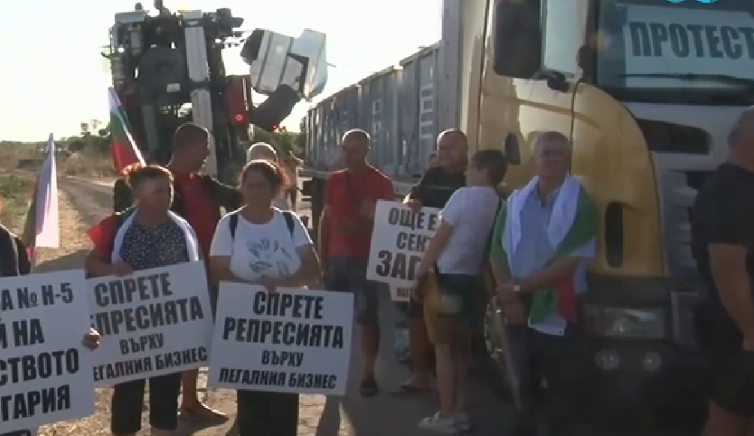 Протест блокира главен път край морето