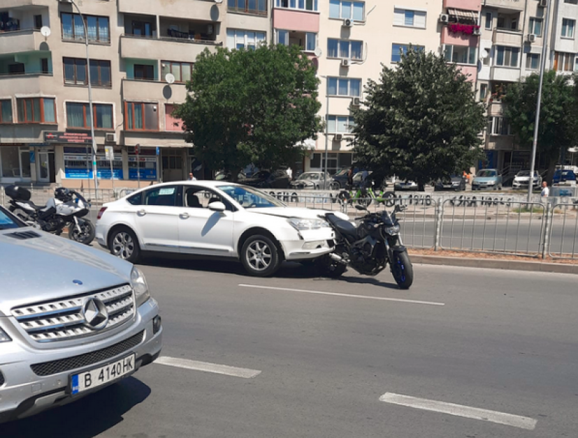 Кола се вгради в мотор при странен удар на булевард