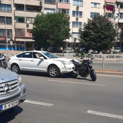 Кола се вгради в мотор при странен удар на булевард