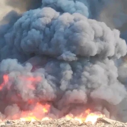 Пет екипа на пожарната се борят с пожара който обвхана