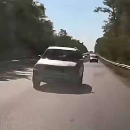 Шофьор сподели кадри които показват как за малко да не