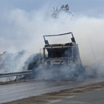 Временно е ограничено движението по пътя II 76 Харманли Тополовград заради самозапалил