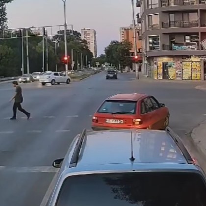 Видео показва как шофьор прави десен завой на червен сигнал