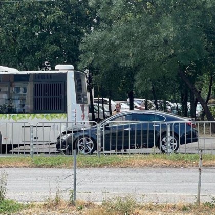 Лек автомобил се блъсна в автобус от градския транспорт в