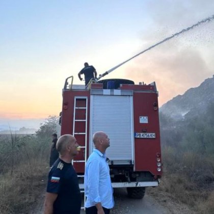 Продължава гасенето на пожара който гори от два дни в