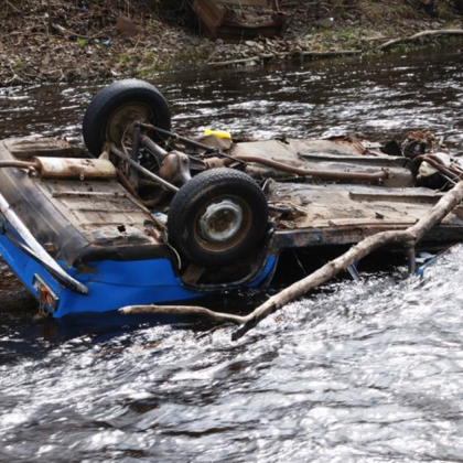 Кола се преобърна в коритото на река Бели Вит съобщиха