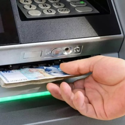 Младеж изтегли над 20 хил. лв. от чужда дебитна карта