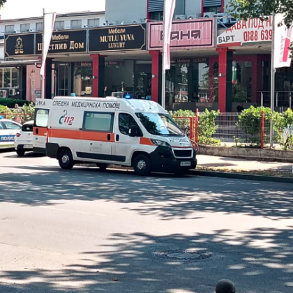 Дете е пострадало след удар в лек автомобил на бул