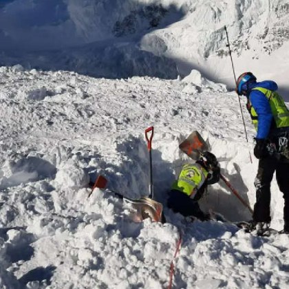 Един човек загина и четирима бяха ранени в понеделник когато