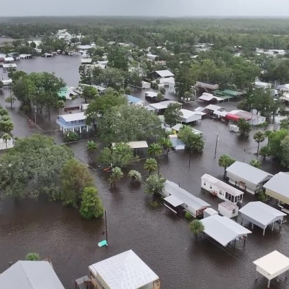 Най малко четирима души са загинали в резултат на преминаването на