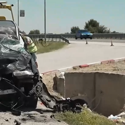 Джип с две деца е отсякъл билборд - рязали са го, за да ги изкарат