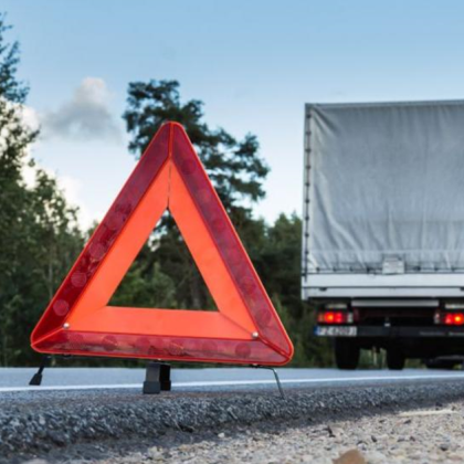 Товарен автомобил с прикачено ремарке се обърна на пътя Разград Попово