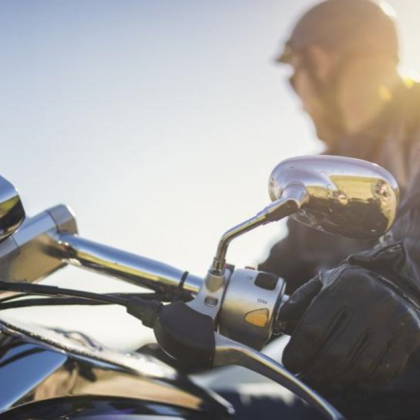 Пътен инцидент между мотоциклет и двама пешеходци е регистриран снощи