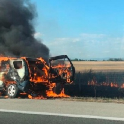 Жена запали цигара в кола на магистрала, последва взрив