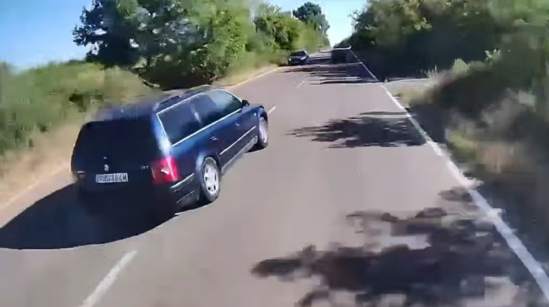 Голям трафик към Свети Петър: Опасно изпреварване шокира Мрежата ВИДЕО