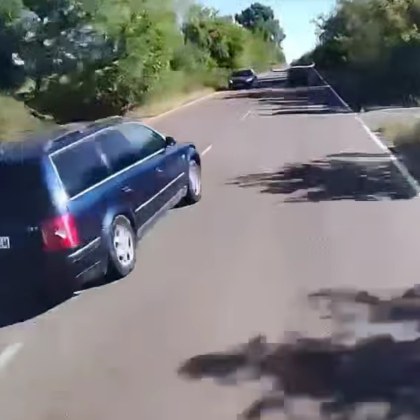 Голям трафик към Свети Петър: Опасно изпреварване шокира Мрежата ВИДЕО