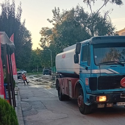 Сутринта се събудихме на нашата улица от голям шум и