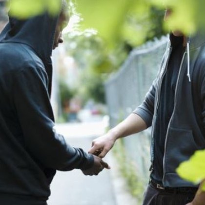 Обвиниха петима мъже, продавали дрога на непълнолетни в Пловдив