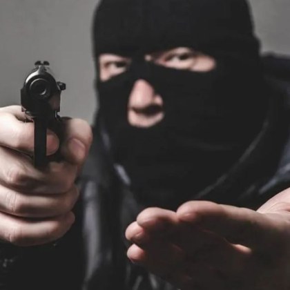 Извършител на въоръжен грабеж е задържан в резултат на бързата