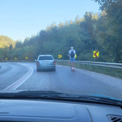Пореден кадър на водач на електрическа тротинетка се появи в