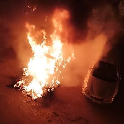 Пожар горя тази нощ в София Запалени са две коли