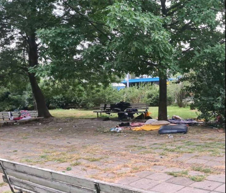 Група хора окупираха градинка в София, жителите се страхуват от тях СНИМКИ