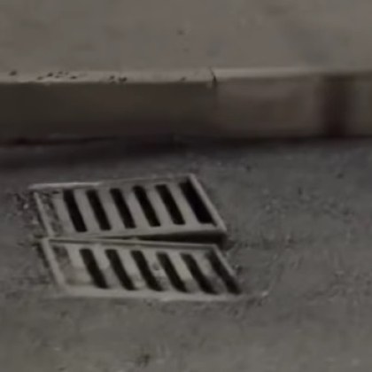 Ето така изглеждат шахтите след ремонтиран път в столичния квартал