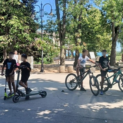 Жена от Варна сподели възмущението си от група невъзпитани деца