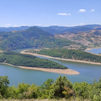 Четирима спасители от пожарната служба и двама полицаи от Кърджали