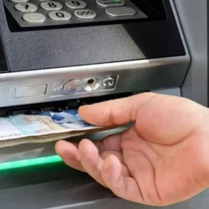 Жена изтегли 10 бона от чужда банкова карта