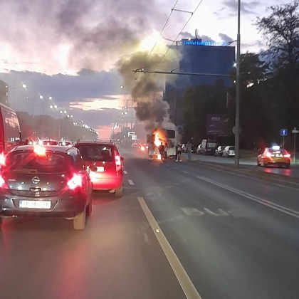 Автобус на градския транспорт гори на столичния булевард Цариградско шосе