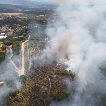 Горят сухи треви и храсти а пътят от Бобошево за