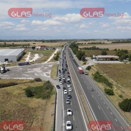 Освен първоначалното произшествие при което автомобил се е блъснал в