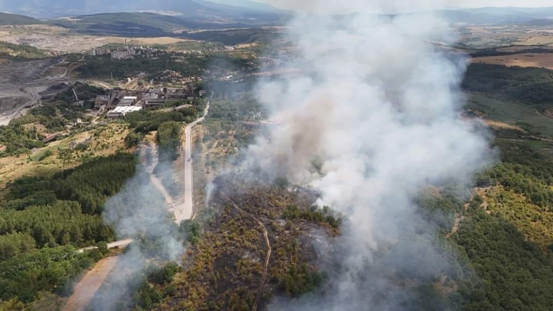 Огнената стихия край Бобошево затвори пътя към АМ 