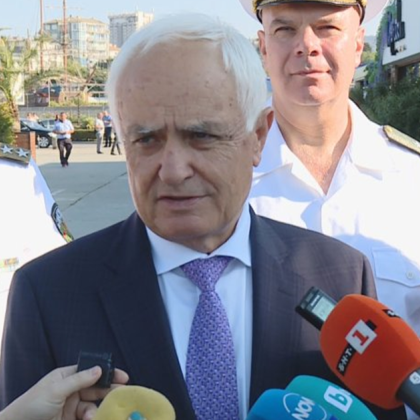 Министърът на отбраната Атанас Запрянов все още не е водил