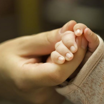 Жена е провесила 4 месечното си бебе от 8 ия етаж и се