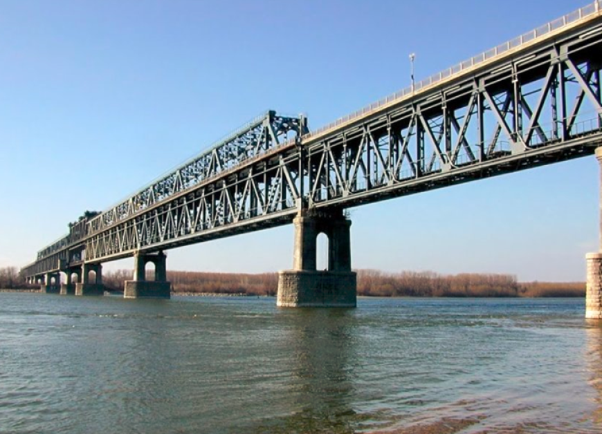 Опашки от коли и камиони на Дунав мост при Русе