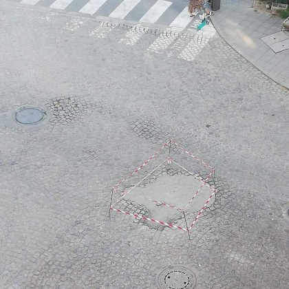 Запълниха дупка в пловдивския паваж с бетон Това твърдят местни