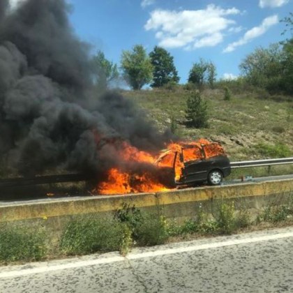 Лек автомобил е избухнал в пламъци на пътя между Казанлък
