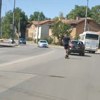 Видеоклип на както авторът твърди младеж каращ електрическа тротинетка беше