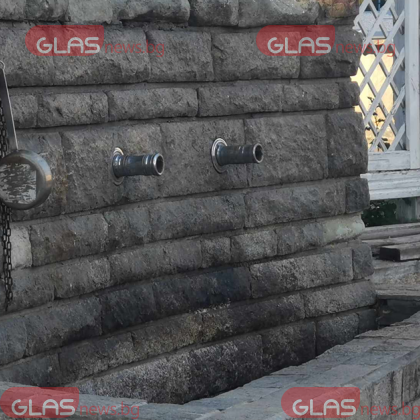 Една от многото обществени чешми в град Сопот която се