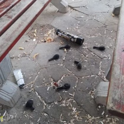Купонджии празнуваха с балони на детска площадка СНИМКА