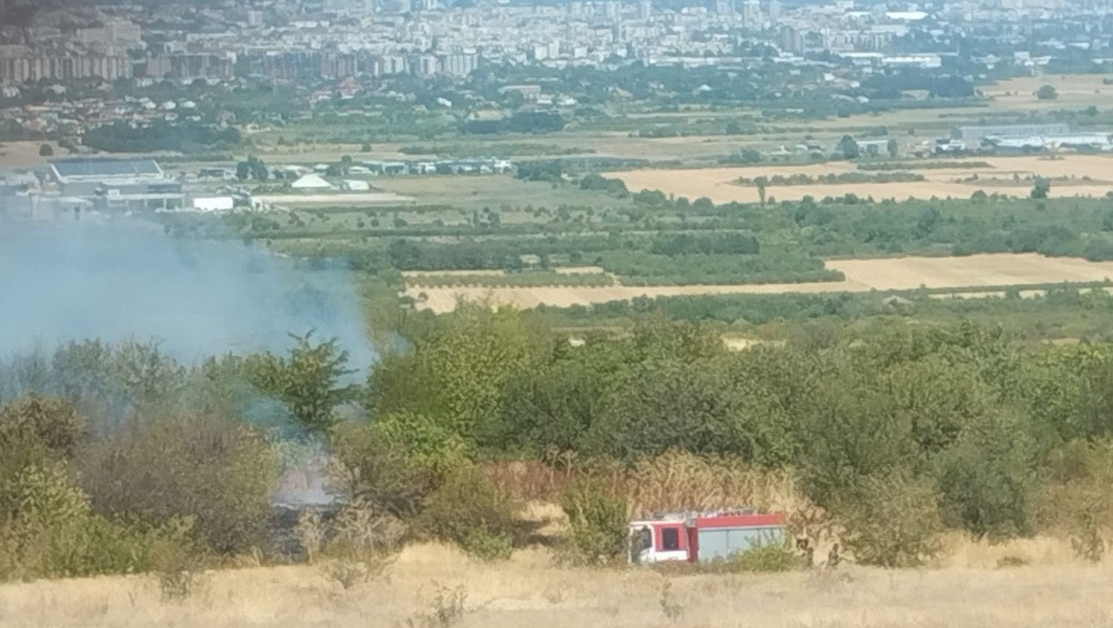 Пожар избухна край пловдивското село Марково СНИМКИ