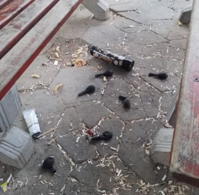 Купонджии празнуваха с балони на детска площадка СНИМКА