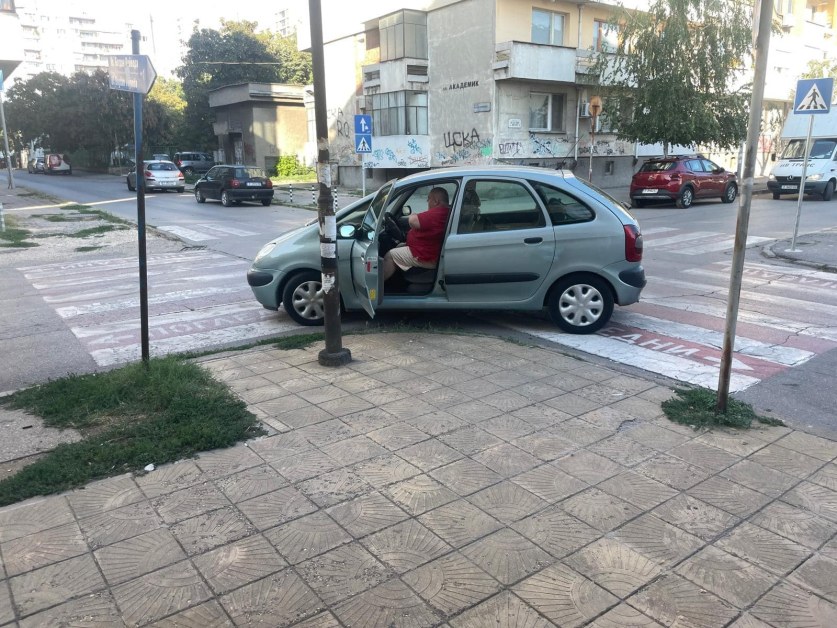 Мъж успя да паркира автомобила си на две пешеходни пътеки