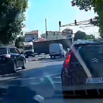 Видеоклип на който се вижда как ТИР прави обратен завой