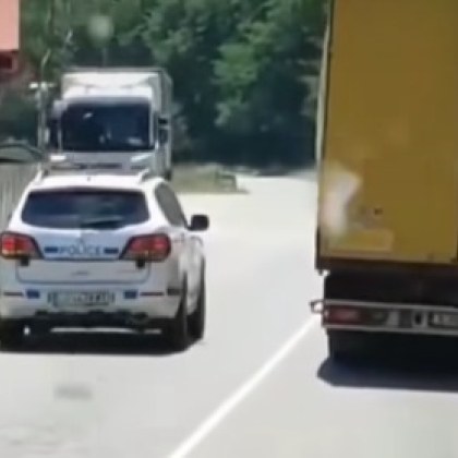 Автомобил на полицията беше заснат как изпреварва ТИР на непрекъсната